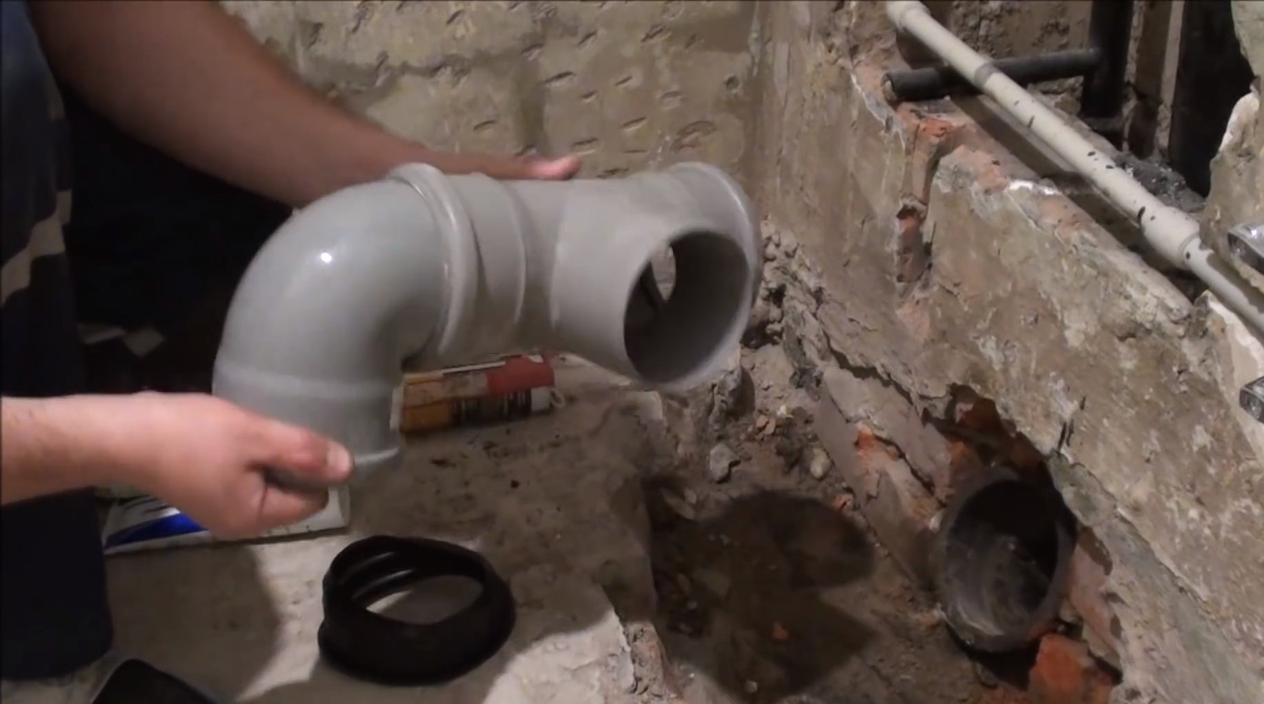 Замена канализации в квартире своими руками: демонтаж старых труб