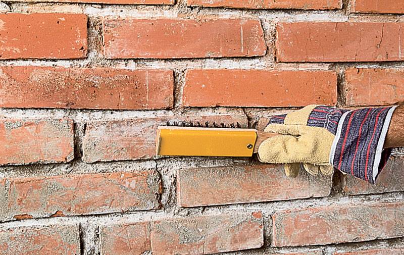 Как оштукатурить кирпичную стену своими руками? как правильно заштукатурить стену цементным раствором на улице и внутри дома?