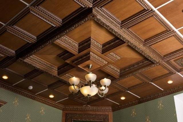 Деревянный потолок (63 фото): дизайн потолка из дерева в стиле лофт в частном доме, покрытия из необрезной доски в интерьере