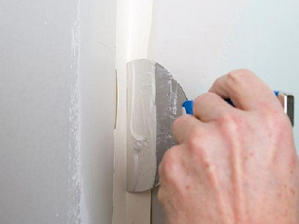 Как убрать трещины на гипсокартоне: с потолка, стен и стыков, чем заделывать, как избежать трещин