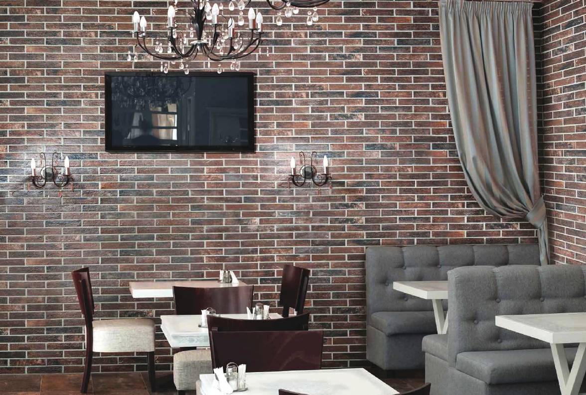 Декоративные кирпичики в интерьере коридора