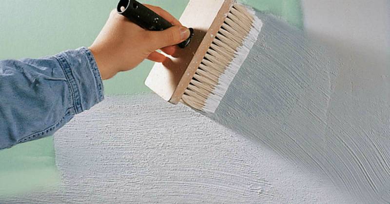 Нужно ли грунтовать стены перед покраской: чем, сколько раз и как правильно это делать