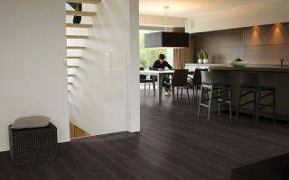 Обои под дерево: преимущества материалов, нюансы отделки