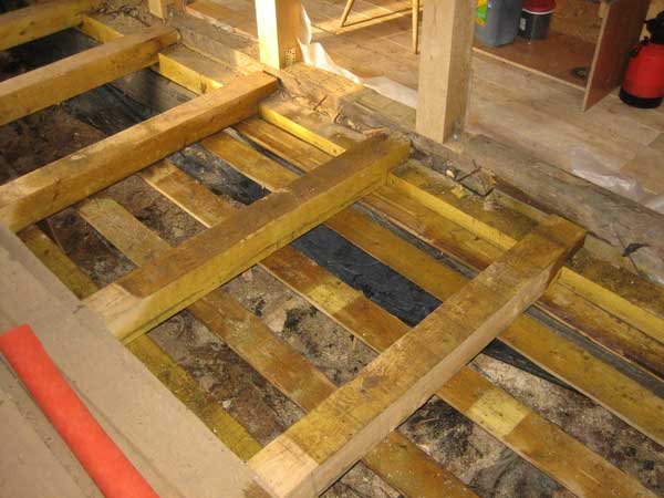 Утепление пола в деревянном доме снизу — выполнение работ своими руками