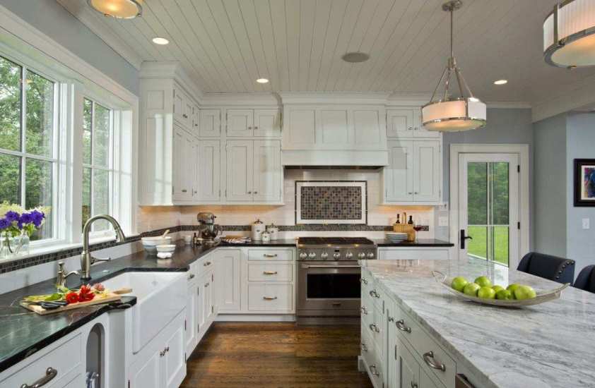 Потолок на кухне с газовой плитой: какой лучше сделать?