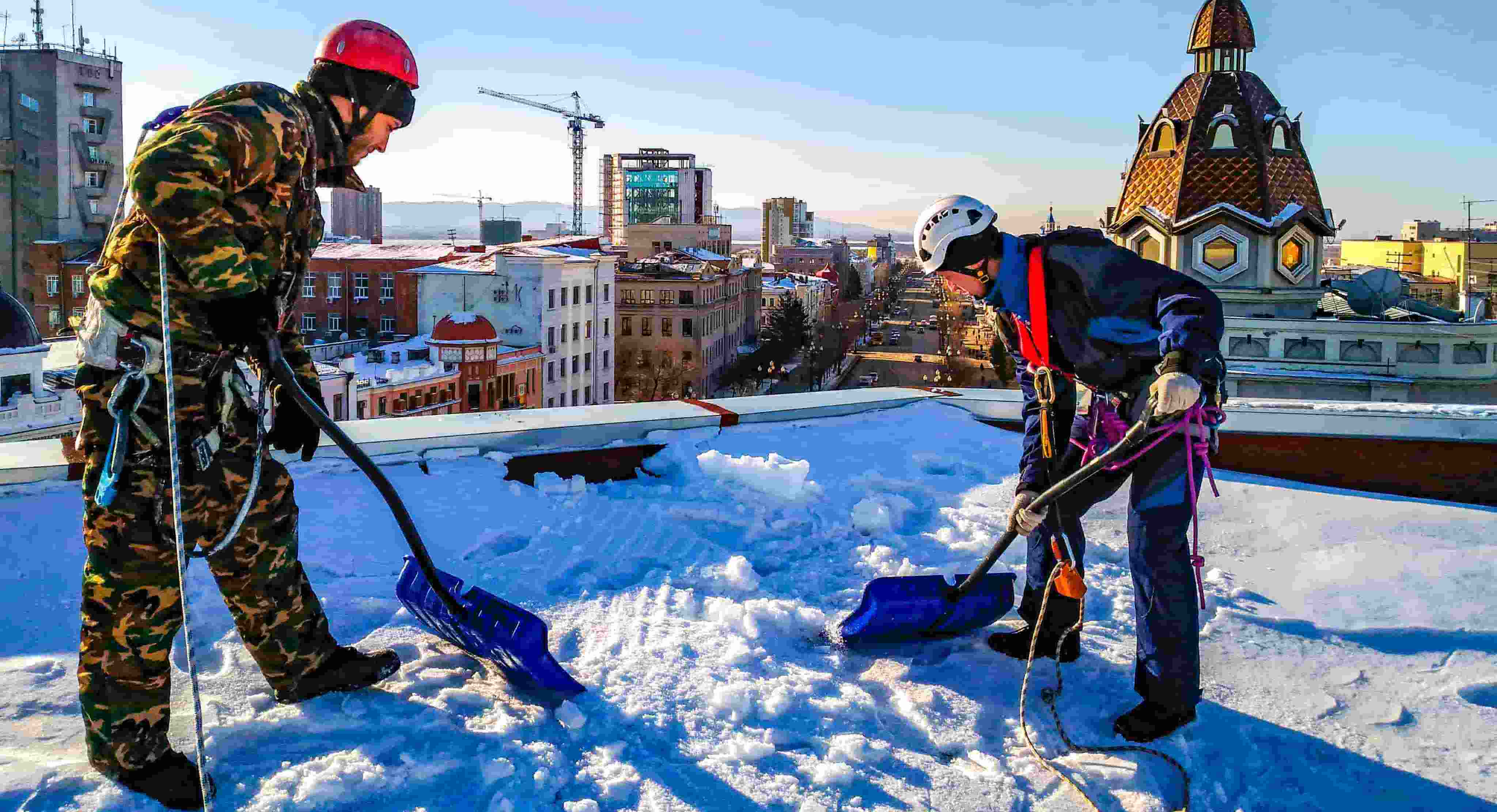 Как убрать снег с крыши дома быстро | cпособы убрать наледь и сосульки