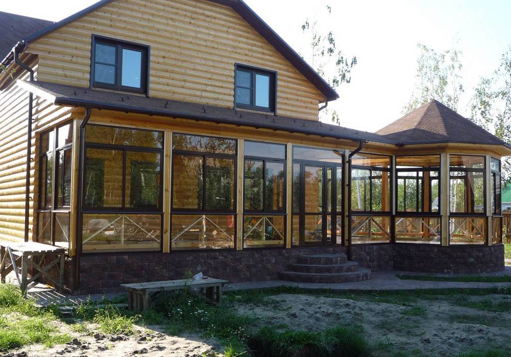 Остекление веранды: застекленная терраса, безрамное остекление и окна для беседок, стеклянная веранда в деревянном доме