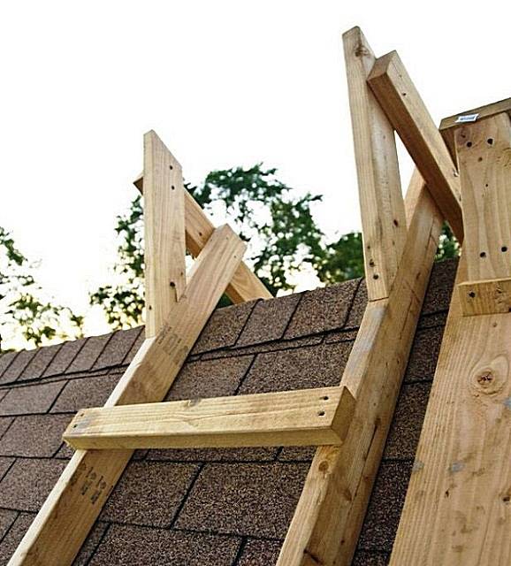 Как сделать складную лестницу на конек крыши: делаем самостоятельно лестницу для работы на крыше