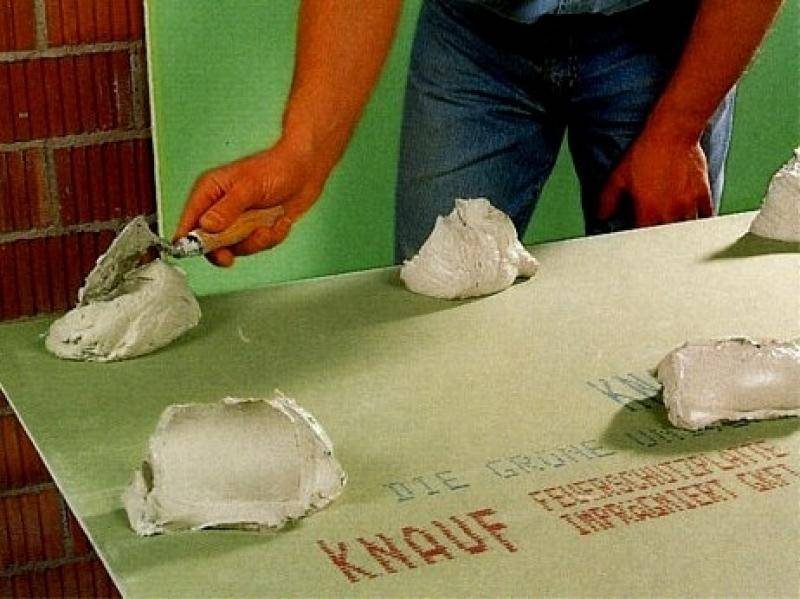 Как можно прикрепить гипсокартон на неровные или бетонные стены саморезами или клеем: варианты монтажа, обшивка без каркаса и монтаж профиля с подпоркой
