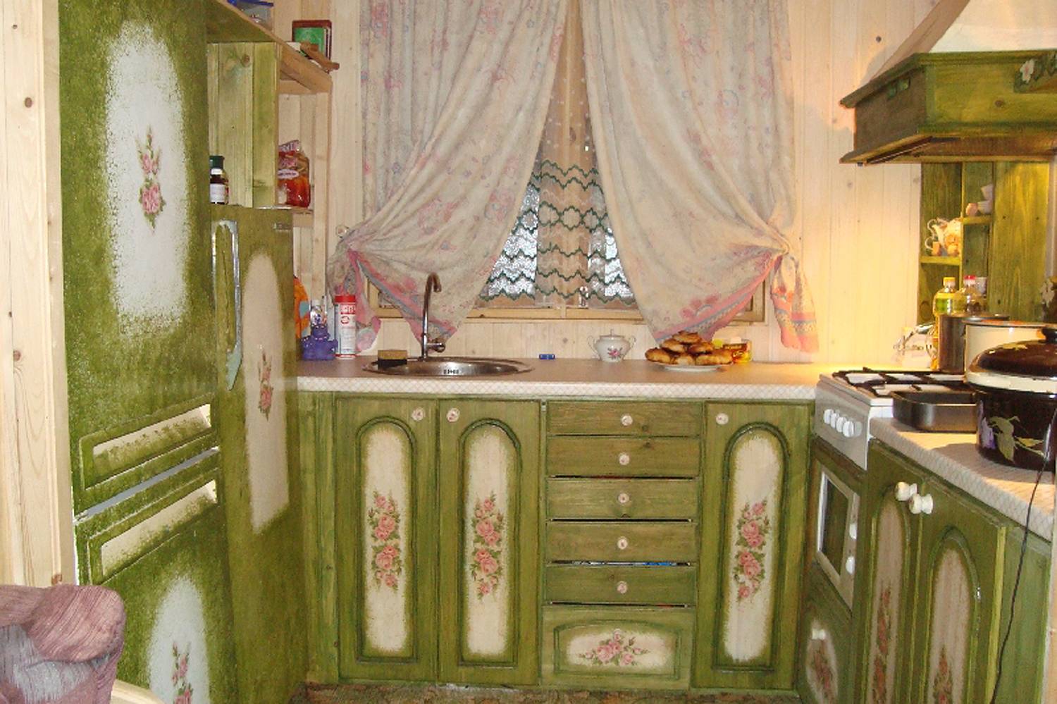 Как обновить кухонный гарнитур своими руками: варианты реставрации старой мебели