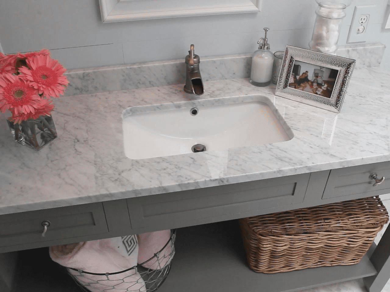 Столешница для ванной комнаты под раковину: секреты выбора