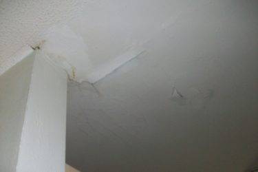 Трещина на потолке из гипсокартона: заделка и ремонт