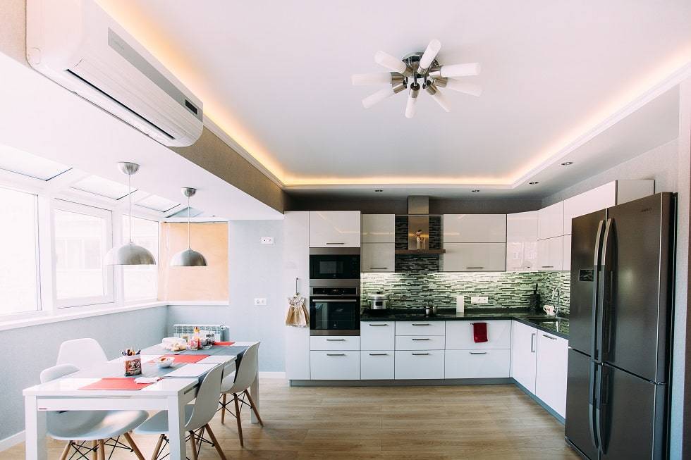 Как создать правильное освещение на кухне с натяжными потолками?
