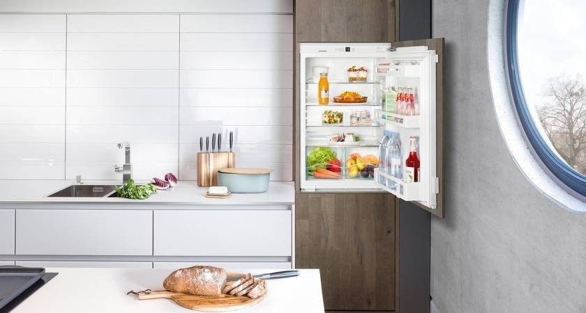 Холодильник в интерьере кухни: советы по выбору - 75 фото