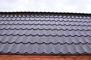 Как выбрать металлочерепицу для крыши дома с долгим сроком службы