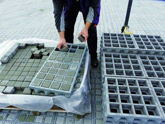 Изготовление брусчатки своими руками: формы и пошаговая инструкция по укладке