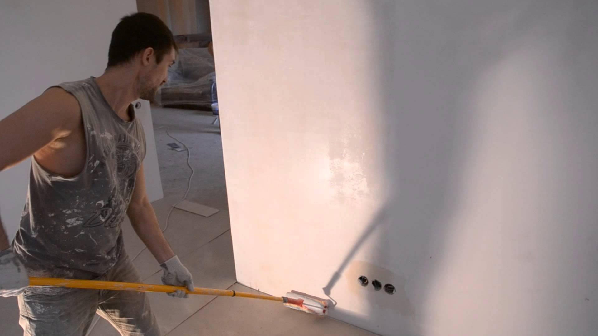 Грунтовка перед покраской: нужно ли грунтовать стены и потолок, нужно ли наносить на шпаклевку перед водоэмульсионной краской