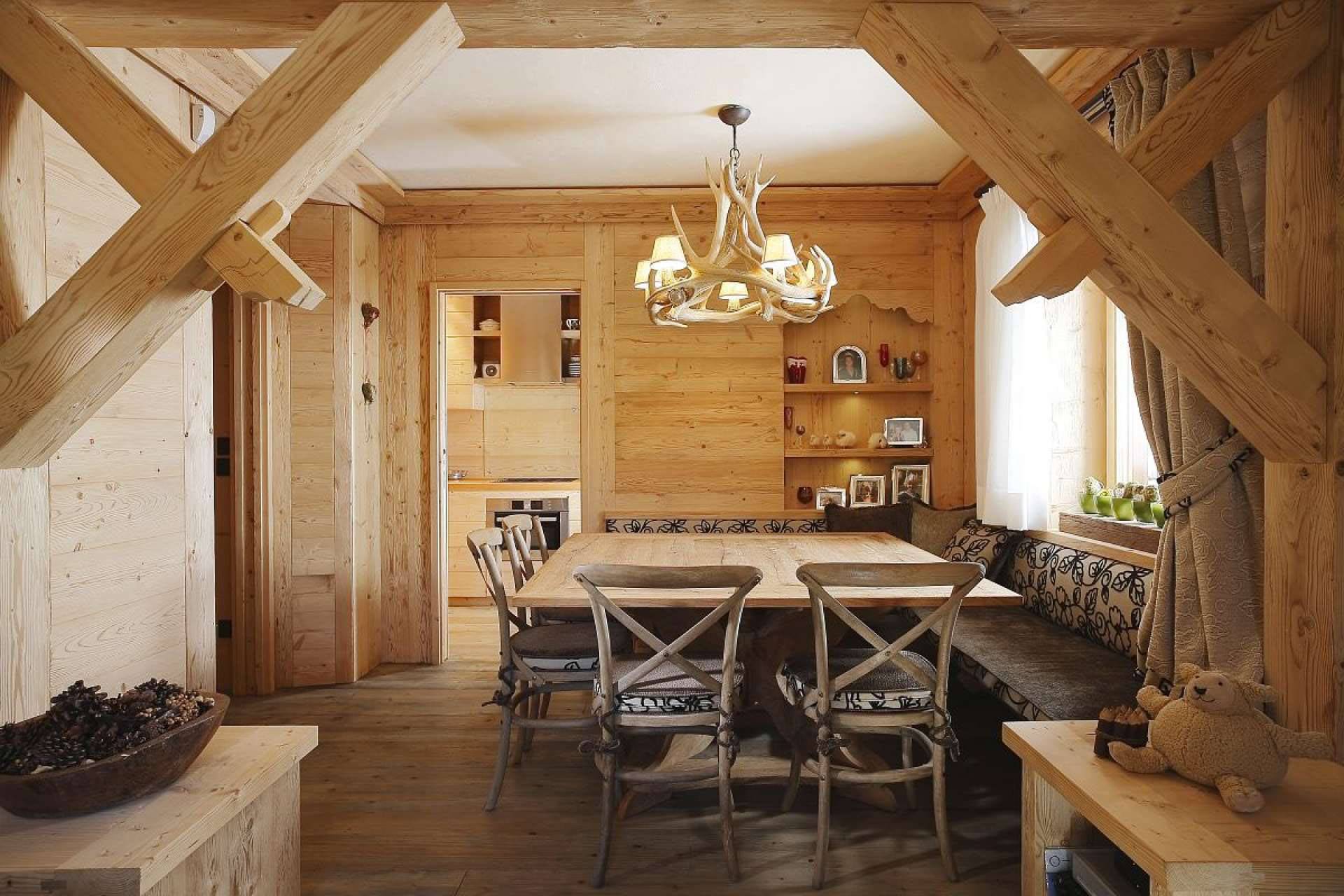 Стиль кантри на даче (47 фото): интерьер дачного дома в деревенском стиле, красивый и необычный дизайн бытовок, выбор люстры и других элементов