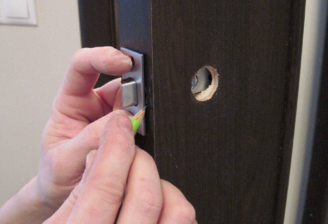 Инструкция по установке дверной ручки в межкомнатной двери