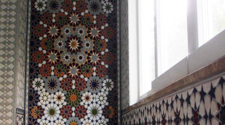 Плитка мозаика на сетке (33 фото): керамическая плиточная мозаика из китая, мозаичная плитка из гальки, размеры и цветовые решения