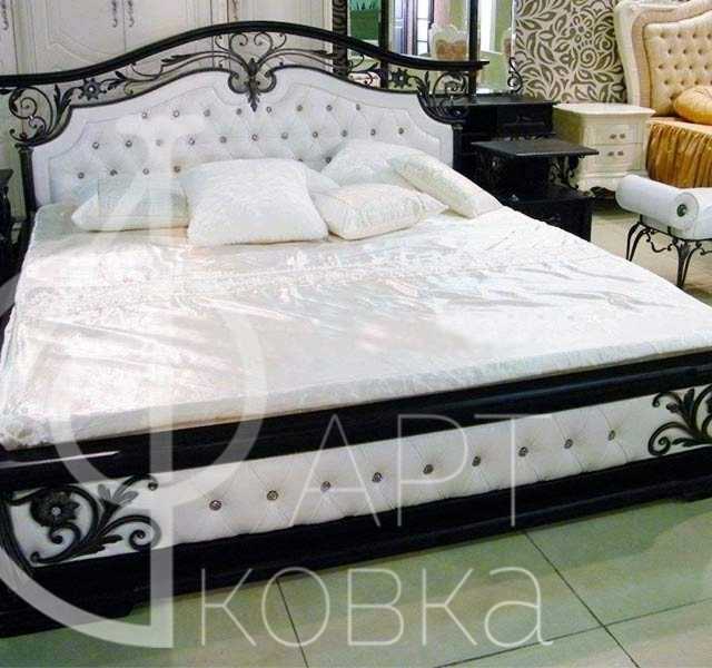 Дизайн спальни с кованной кроватью