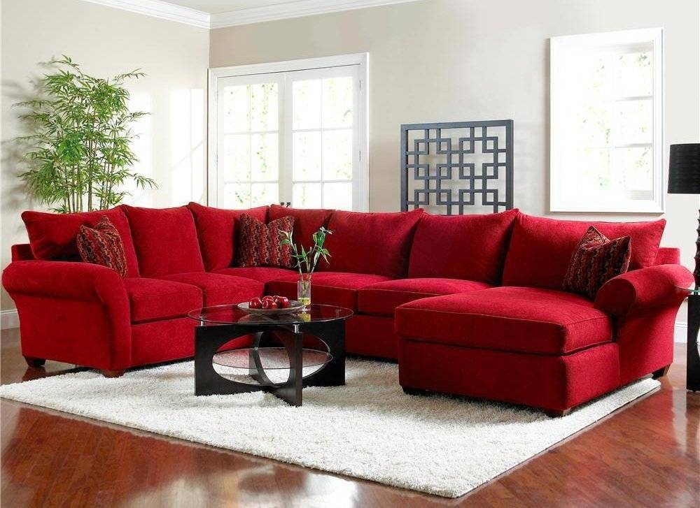 Серая гостиная с красным диваном