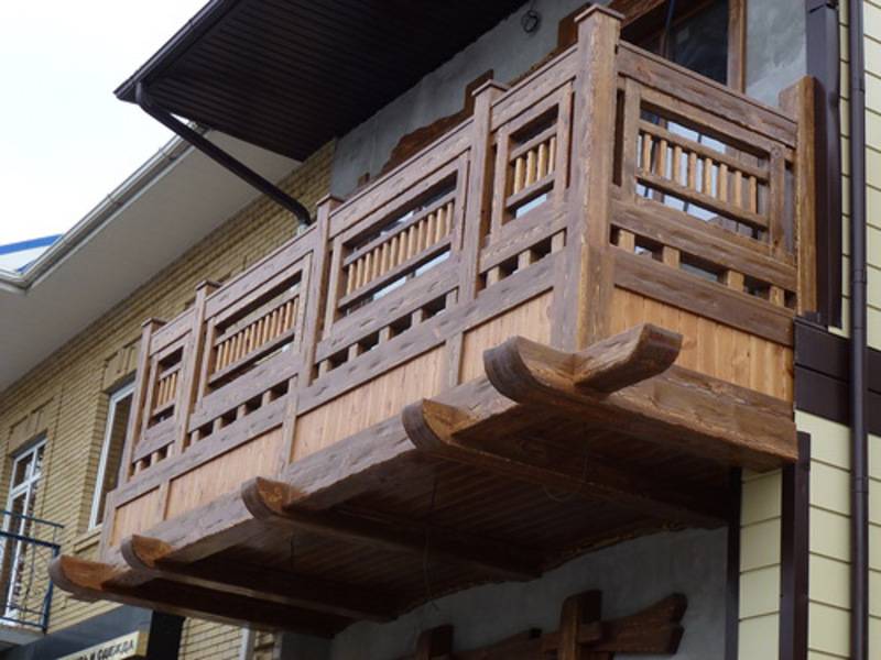 Как застеклить балкон деревянными рамами