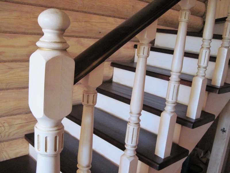 Как покрасить лестницу в деревянном доме: технология покраски