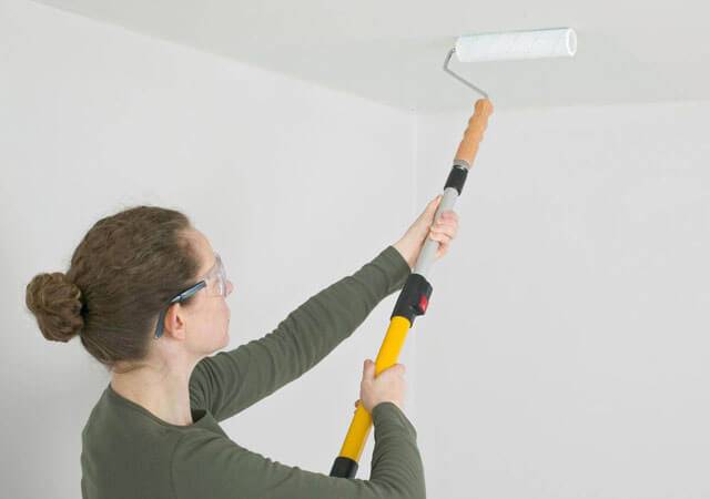 Чем лучше красить потолок кистью или валиком - всё о ремонте потолка