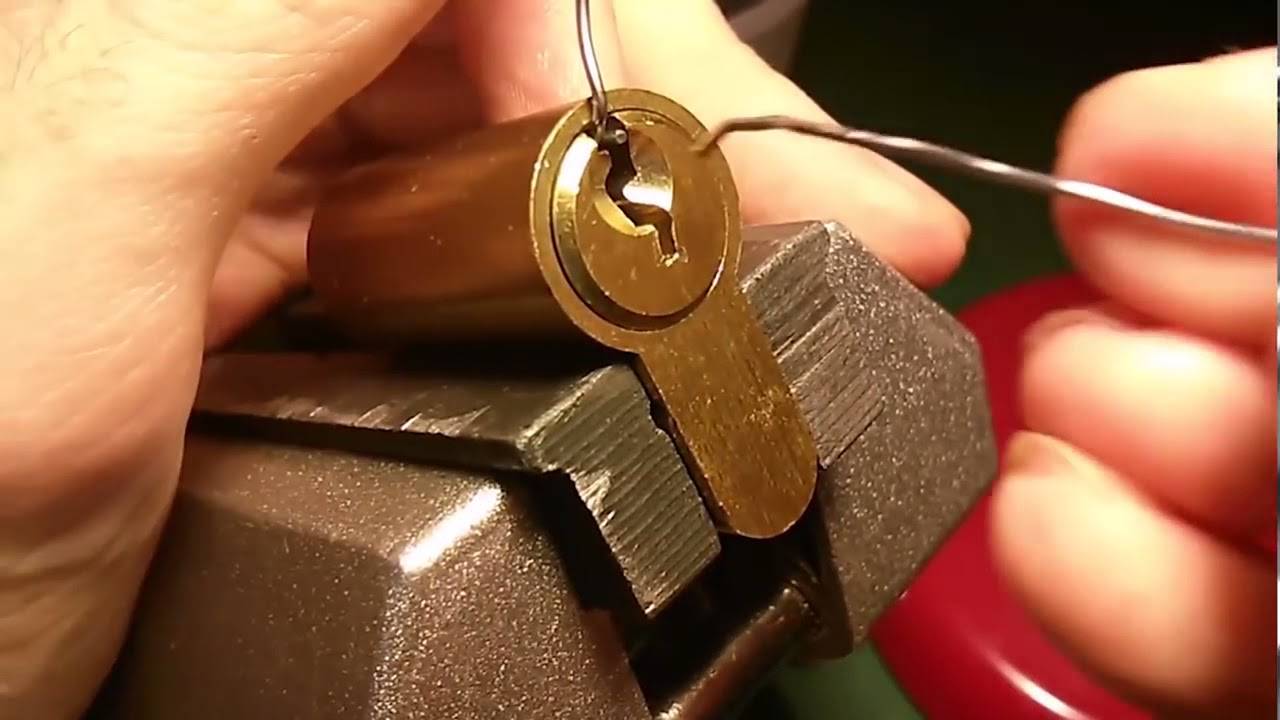 Как открыть навесной или врезной замок входной китайской железной двери шпилькой, скрепкой или отмычкой без ключа