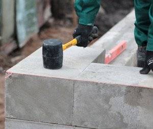 Строительство сарая из пеноблоков: устройство фундамента и кладка блоков