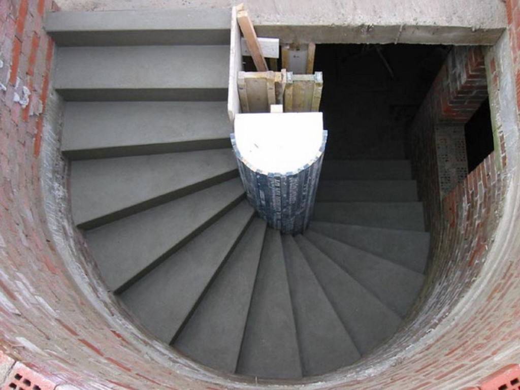 Что необходимо учитывать при монтаже лестницы в подвал