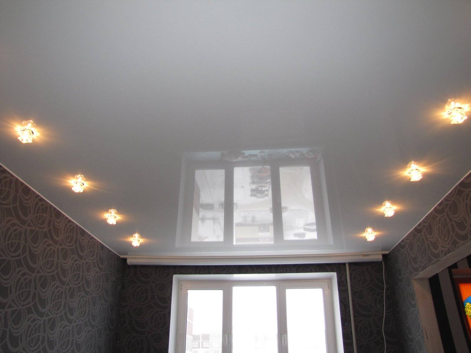 Белый натяжной потолок (48 фото): фактурные изделия в интерьере, цвета потолочного покрытия, модели с узором и блестками