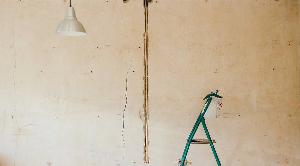 Нужно ли грунтовать стены перед шпаклевкой? как правильно наносить и требуется ли грунтование после финишной шпатлевки и между её слоями