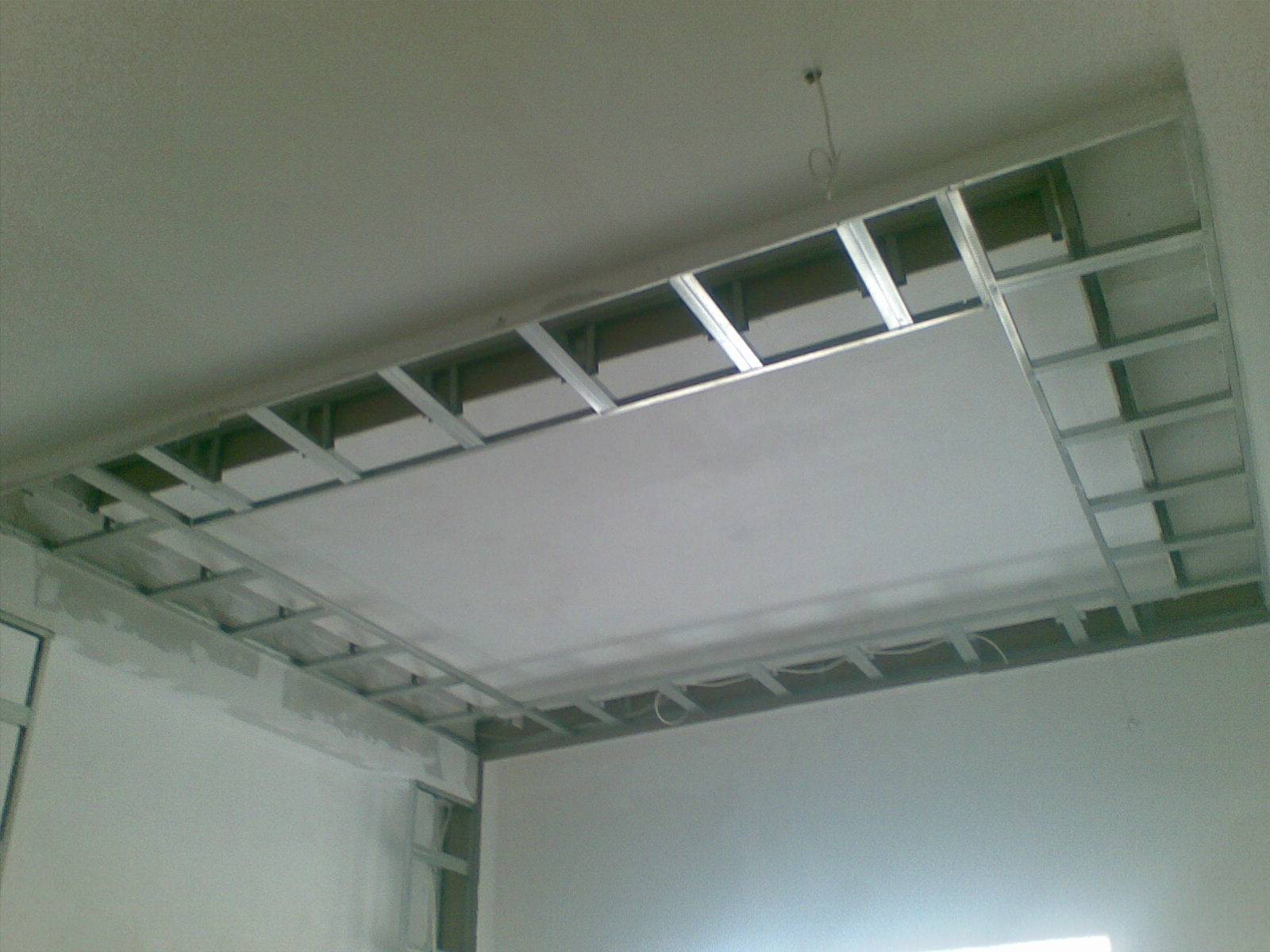 Короб из гипсокартона на потолке под натяжной потолок с подсветкой