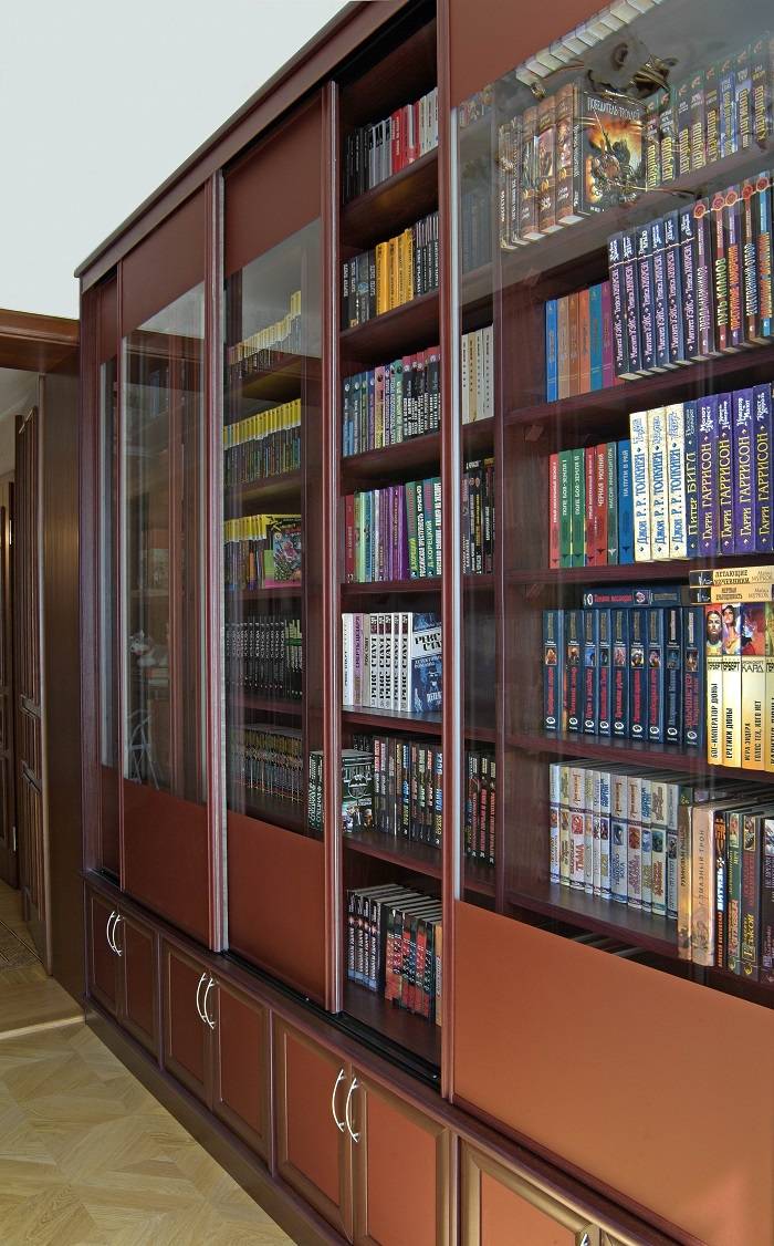 Книжный шкаф со стеклянными дверцами, конструкция, размеры, материалы