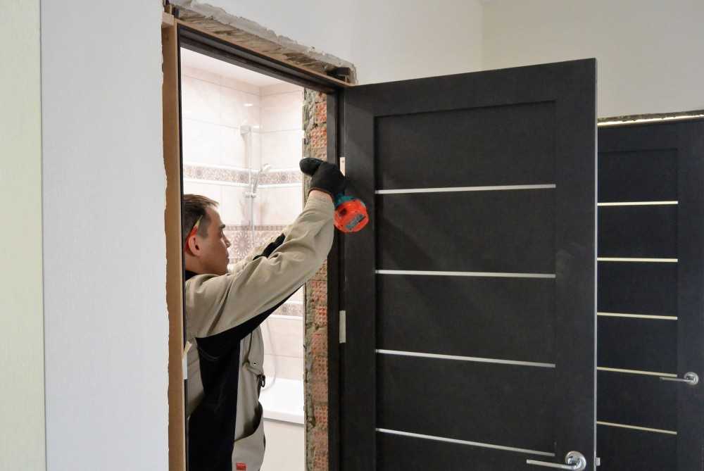 Читайте статью с фото и видео, как вставить межкомнатную дверь своими руками самостоятельно дома.