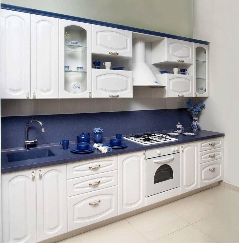 Белая кухня синяя столешница. Кухонный гарнитур Роял Вуд синий. Кухня в стиле Гжель. Кухонный гарнитур синий с белым. Кухонныйгарниьур бело синий.
