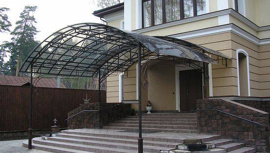 Навес из поликарбоната, примыкающий к дому: монтаж своими руками