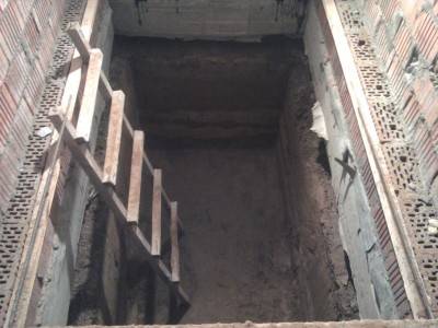 Погреб под балконом первого этажа: подвал, кладовка на лоджии