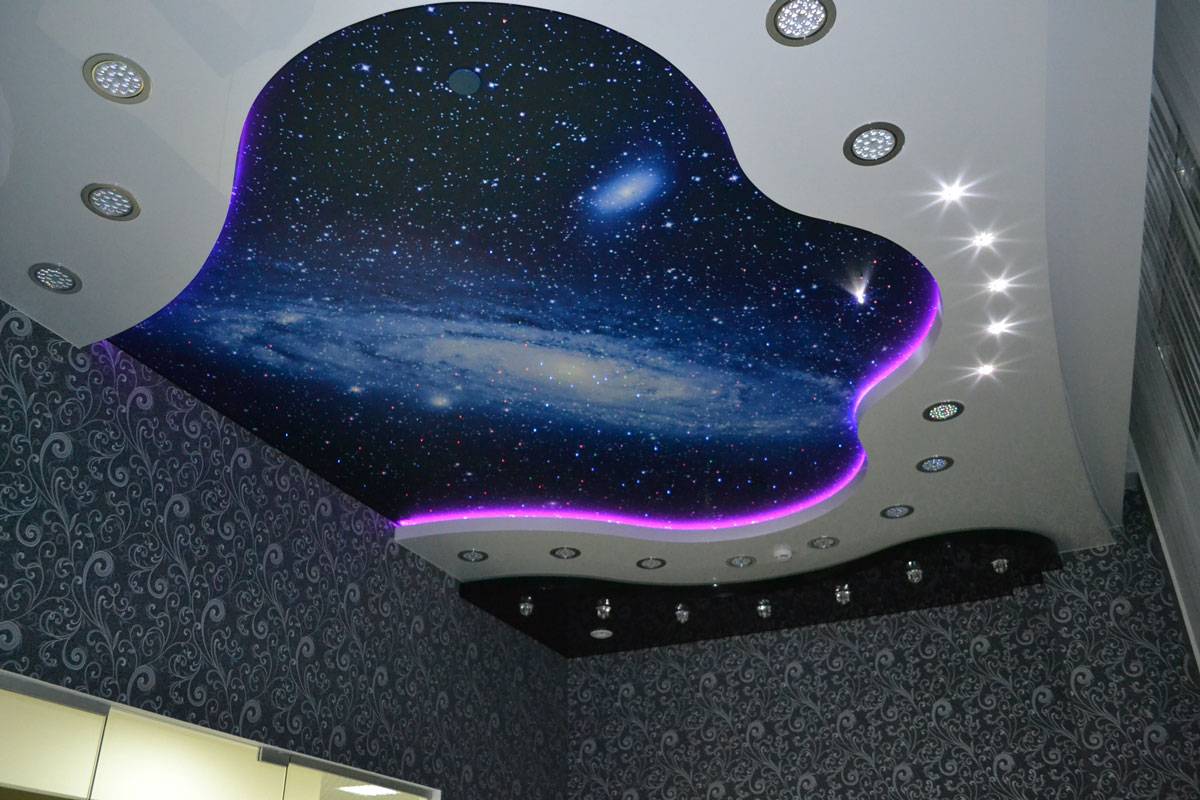 Потолок из гипсокартона с подсветкой (63 фото): гипсокартонный парящий потолок, подвесная конструкция с бортиком в спальне