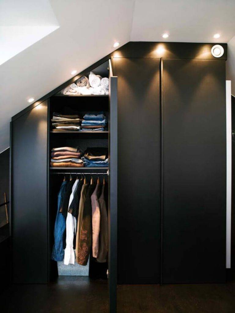 Гардеробная в мансарде (42 фото): дизайн гардеробной комнаты под уклоном на мансардном этаже, варианты со скошенным потолком