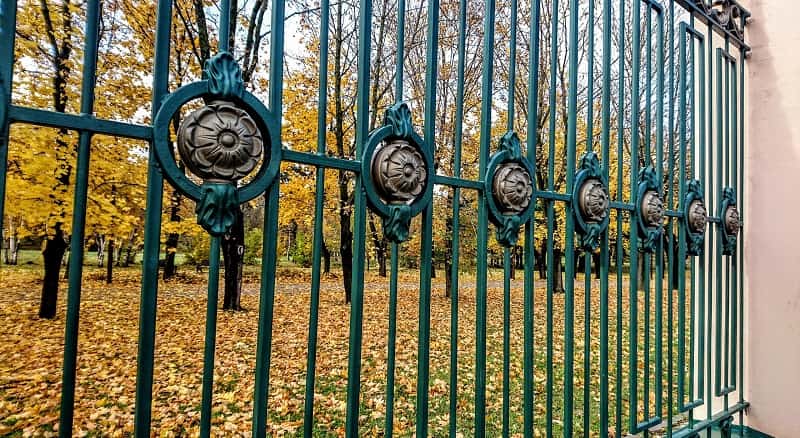 Как выполнить покраску металла своими руками?