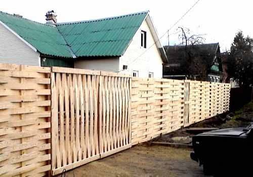 Плетеный забор из досок: фото, как сделать своими руками из дерева