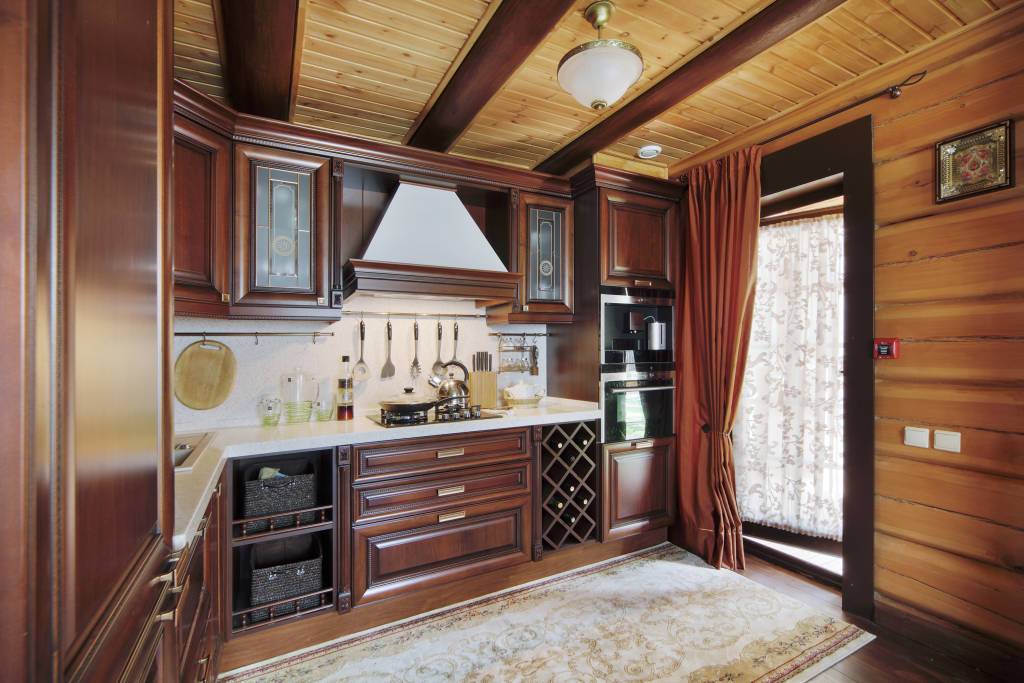 14 советов, как создать потрясающий дизайн кухни в деревянном доме (+ фото реальных интерьеров)