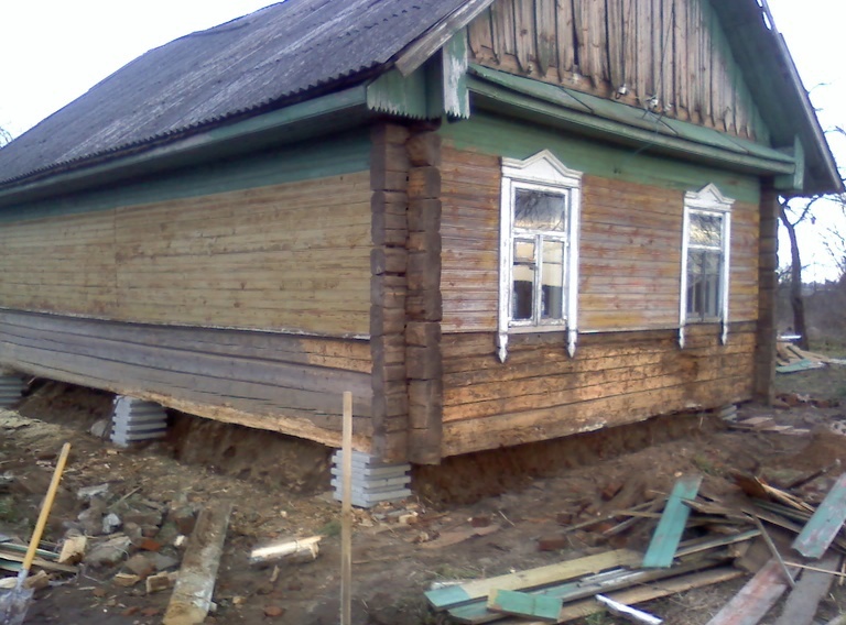 Установка деревянного дома на новый фундамент