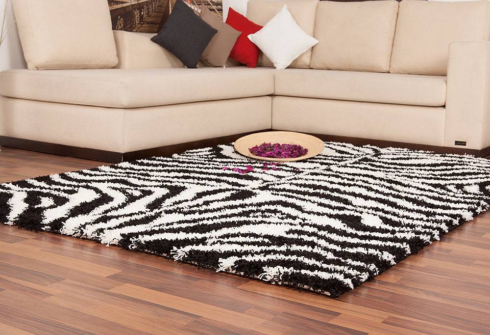 Ковер «зебра» (27 фото): ковровое покрытие с рисунком в виде шкуры животного в интерьере