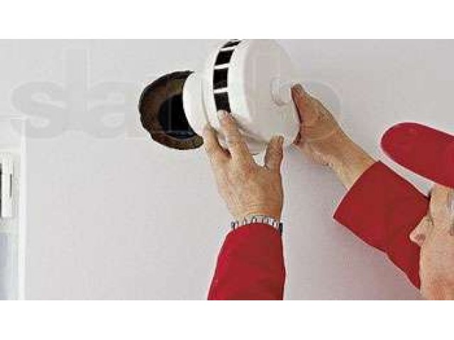 Почему вентиляционные отверстия. Вентиляционное отверстие в стене в квартире. Приточный клапан в квартире. Вентиляция с шумоизоляцией в квартире. Звукоизоляция вентиляционного отверстия.
