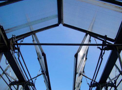 Выбираем парник из поликарбоната с открывающейся крышей: 3 формы теплиц