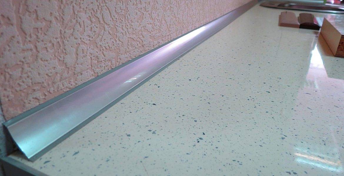 Как установить плинтус на кухонную столешницу: советы и рекомендации
